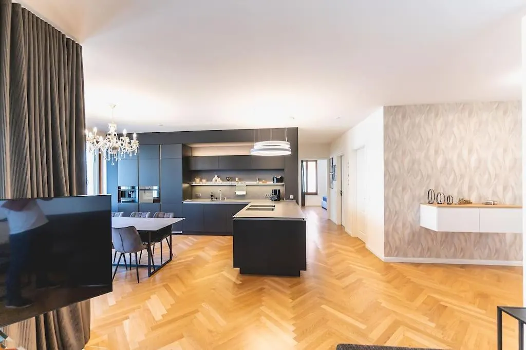 Tip! 120 Qm Apartment Direkt Am Neumarkt contacts